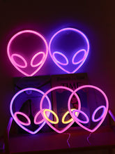 Charger l'image dans la galerie, Alien led light for wall