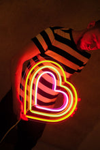 Charger l'image dans la galerie, heart shaped neon sign