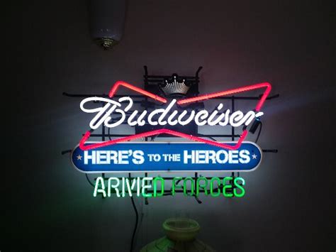 Budweiser voici le signe de néon des héros