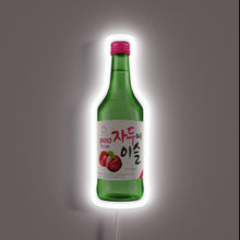 Charger l&#39;image dans la galerie, Neon sign of a Jinro Plum soju bottle with Korean text and plum illustration.
