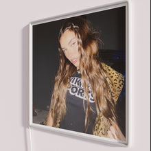 Charger l&#39;image dans la galerie, Neon Wall Decor for Music Lovers Featuring Madison Beer Artist Sign