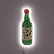 Charger l&#39;image dans la galerie, This is a neon-style wall sign of a green soju bottle labeled “soju queen” in English and “소주” (soju) in Korean. The white glow adds a soft, aesthetic touch perfect for themed decor or bars.

