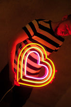 Charger l&#39;image dans la galerie, heart shaped neon sign